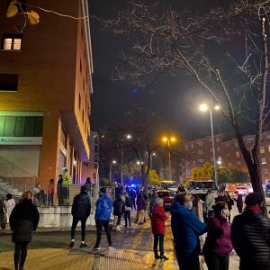 esalojados los vecinos de varios portales por un incendio originado en el garaje del número 1 de la avenida de Francia