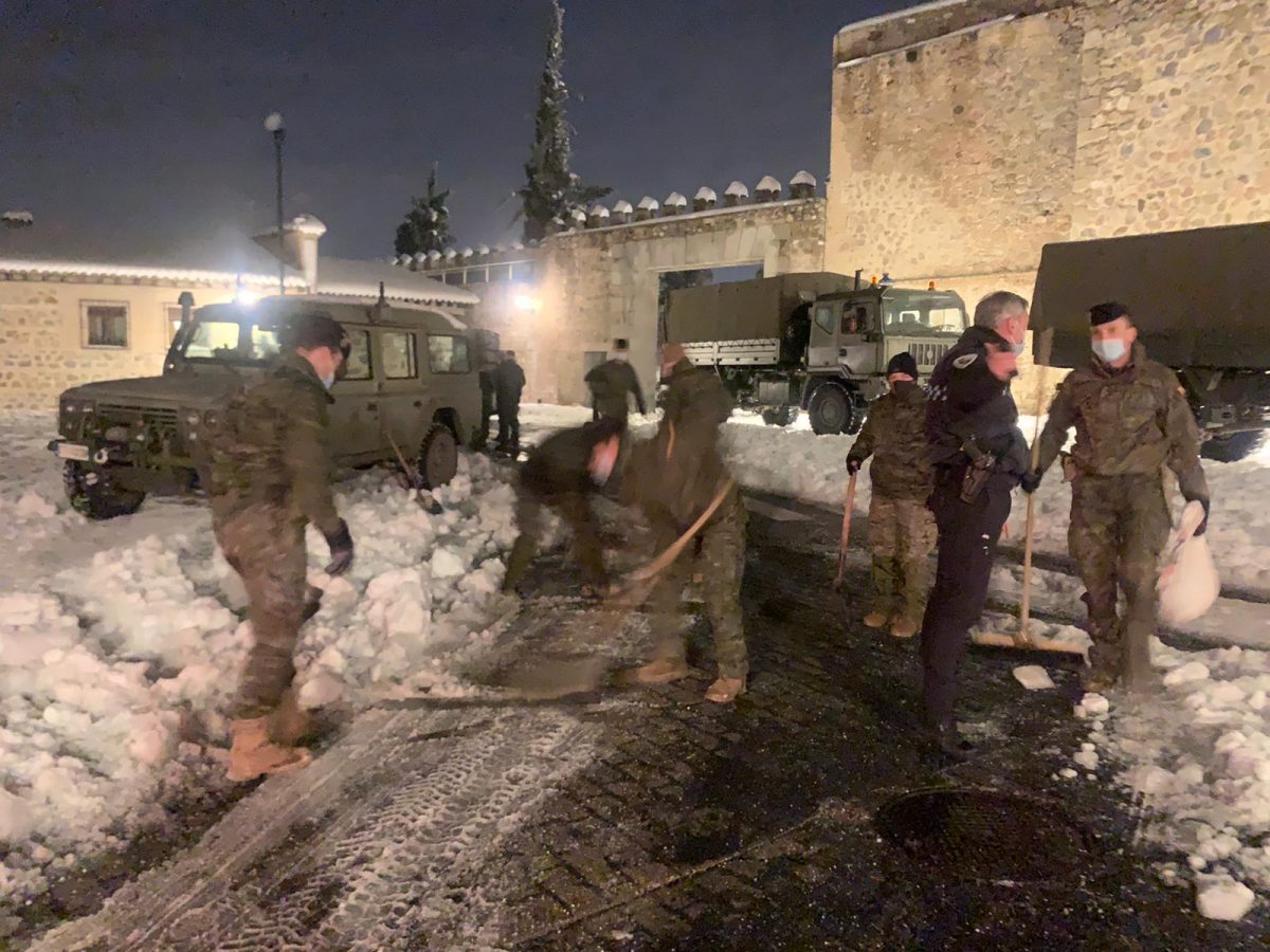 https://www.toledo.es/wp-content/uploads/2021/01/20210110_mas_ayuda_noche-1-1200x900.jpeg. La UME y la Brigada Paracaidista del Ejército de Tierra trabajan desde esta noche en el dispositivo especial de limpieza de Toledo