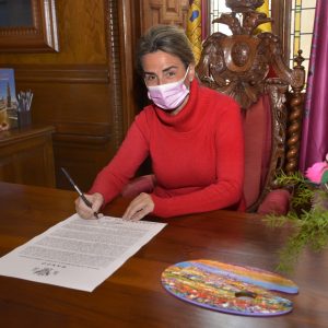 a alcaldesa firma un Bando dirigido a las niñas y niños de Toledo con motivo de la visita de los Reyes Magos