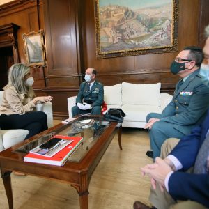 a alcaldesa recibe en el Ayuntamiento al general Francisco Javier Cortés, nuevo jefe de la Guardia Civil en Castilla-La Mancha