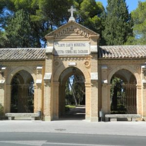 eabre el acceso principal del Cementerio Municipal y continúan los trabajos de limpieza y seguridad en diferentes zonas acotadas