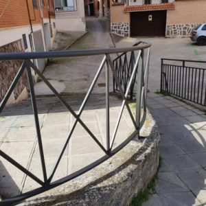 l Ayuntamiento avanza en la mejora de bancos y vallas urbanas en diferentes puntos de la ciudad gracias a los planes de empleo