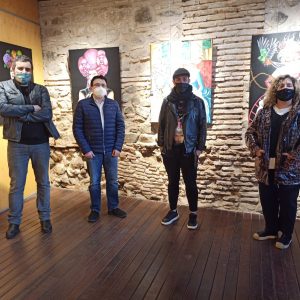 l Ayuntamiento muestra su apoyo al artista Aarón Izquierdo que expone hasta el día 28 en las Cuevas de Hércules