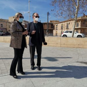 a alcaldesa visita con Rafael Canogar el espacio de Safont que albergará la escultura en recuerdo de las víctimas de la COVID