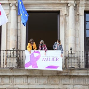 a alcaldesa coloca el lazo del 8-M en el Ayuntamiento acompañada de la atleta Irene Sánchez-Escribano como referente