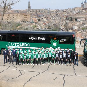 l Ayuntamiento arropa al CD Toledo en la presentación del nuevo autocar del club local en El Valle
