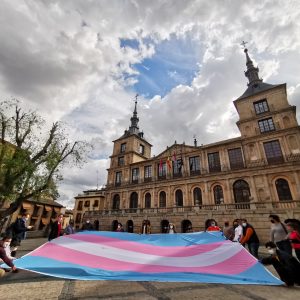 l Ayuntamiento de Toledo recibe la bandera trans que recorre España y se suma a una iniciativa para promover la igualdad