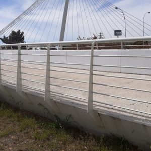 l Ayuntamiento limpia de pintadas la pasarela peatonal ‘Santa María de Benquerencia’ y pide responsabilidad ciudadana