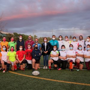 a alcaldesa muestra el apoyo de la ciudad al equipo femenino de rugby Soliss Águilas de cara a la fase de ascenso a la liga nacional