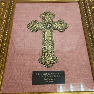na cruz damasquinada, obra del maestro Mariano San Félix, obsequio de la ciudad de Toledo al Papa Francisco