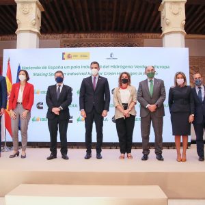 a alcaldesa respalda la inversión para la producción en serie de hidrógeno en un acto junto al presidente del Gobierno de España
