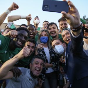 a alcaldesa arropa al CD Toledo en el partido de ascenso a Segunda División RFEF