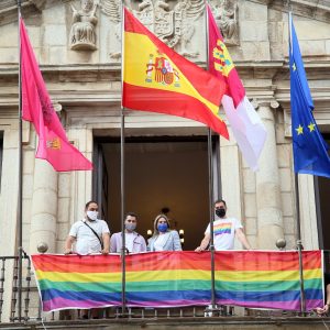 oledo reivindica los derechos LGTBI+ con actividades para todos los públicos y la bandera arcoíris en el balcón del Ayuntamiento