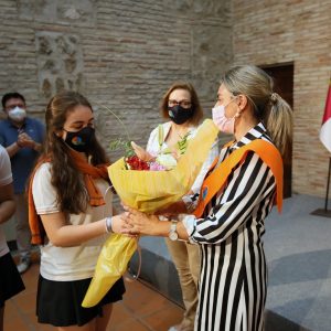 ilagros Tolón recibe la ‘Beca de Honor’ del Colegio Divina Pastora por su gestión y cercanía durante la pandemia y Filomena