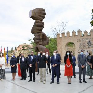 a alcaldesa, en el homenaje de las Cortes a las víctimas del COVID-19, simbolizado en una escultura del toledano Tortajada