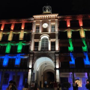 l Ayuntamiento ilumina este fin de semana con los colores de la bandera LGTBI+ la fachada de la Delegación del Gobierno