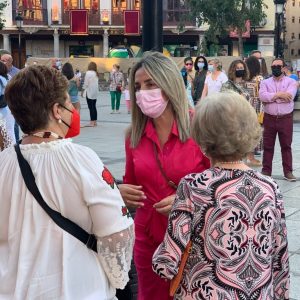a alcaldesa realiza el recorrido de los espacios florales que engalanan el Casco con motivo de la celebración del Corpus