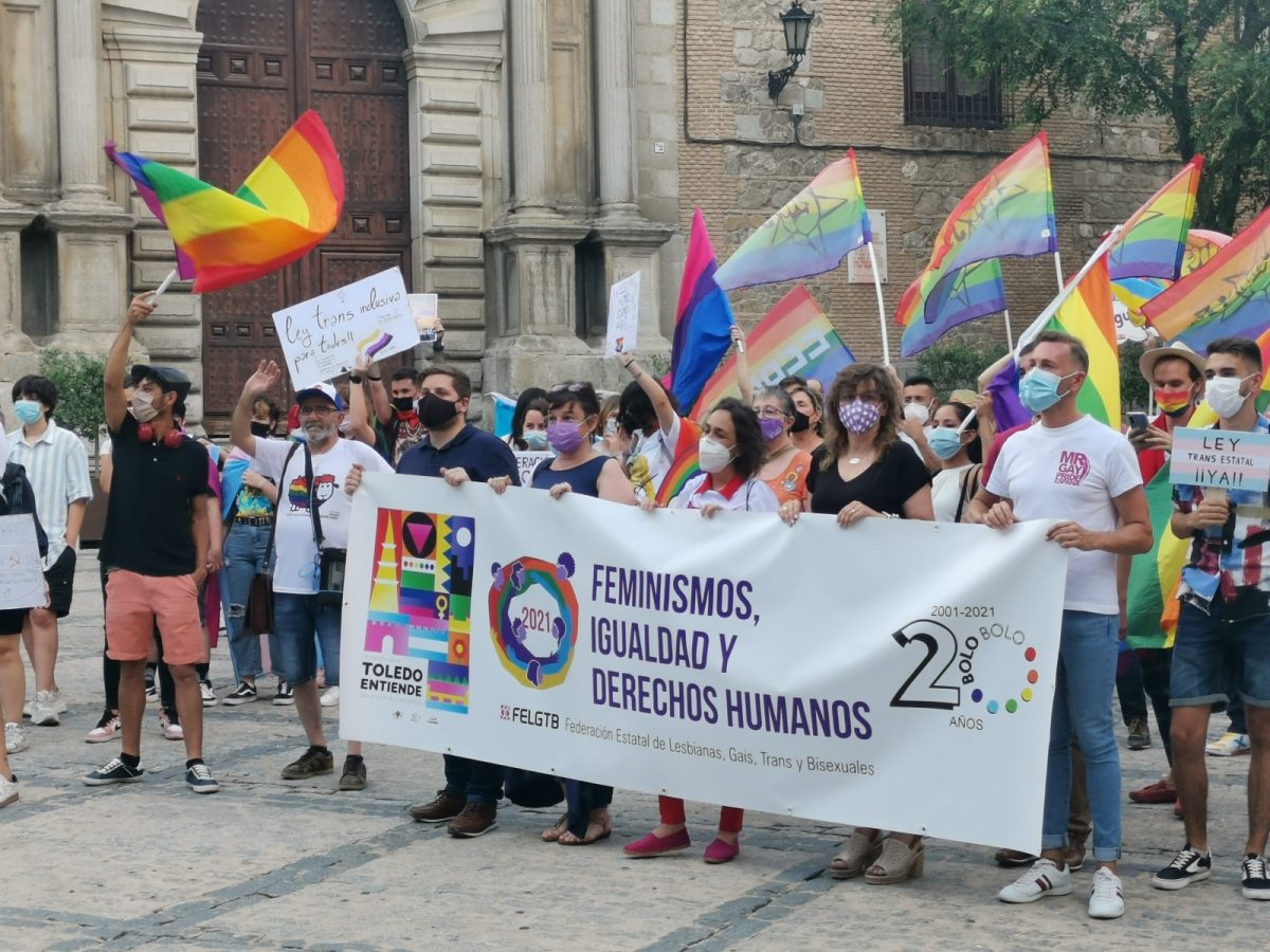 https://www.toledo.es/wp-content/uploads/2021/06/img_20210626_194012-1200x900.jpg. El Gobierno municipal apoya la manifestación reivindicativa y festiva del colectivo LGTBI+ en el marco del Día del Orgullo