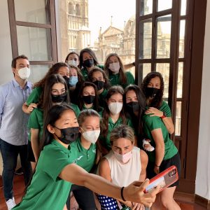 a alcaldesa recibe al CD Toledo femenino tras su ascenso y anuncia que abrirá el Trofeo de Ferias a las mujeres