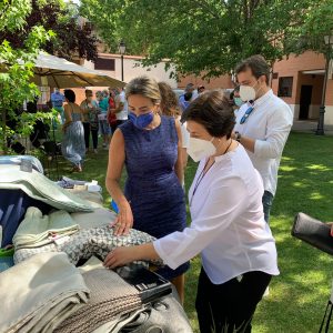 a alcaldesa participa en el rastrillo solidario de Apanas y muestra el respaldo municipal a los proyectos de la asociación