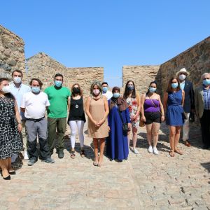 a alcaldesa visita la recuperación del entorno de la plaza de Santa Teresa y destaca la puesta en valor del torreón y adarve