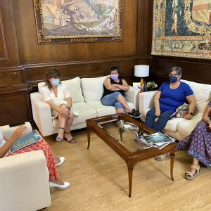 a alcaldesa muestra su apoyo al proyecto ‘LuciÉrnagas’ de la Plataforma 8M para destacar el papel de las mujeres
