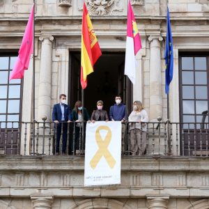 a alcaldesa respalda a la Asociación de Niños con Cáncer y despliega en el Ayuntamiento el lazo dorado junto al colectivo