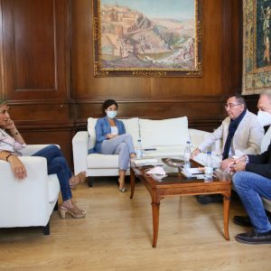ilagros Tolón recibe a Eduardo Galán, Vocal de la Junta Directiva de la Academia de las Artes Escénicas de España