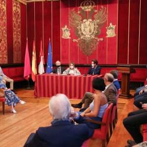 a alcaldesa recibe al Centro para el Diálogo Humanitario Henri Dunat que celebra en Toledo su convención anual