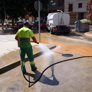 zucaica y Santa Bárbara van recuperando su imagen habitual tras las labores de limpieza realizadas este fin de semana