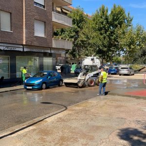 ontinúan las labores de adecentamiento y limpieza en Santa Bárbara y Azucaica, los barrios más afectados por la DANA