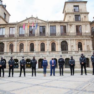 a alcaldesa recibe a los ocho nuevos agentes de la Policía Local y agradece el esfuerzo del Cuerpo en Luz Toledo