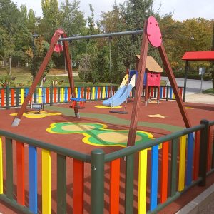 oncluye la mejora del área infantil del Parque de las Tres Culturas con la renovación del suelo y una inversión cercana a los 8.000 euros