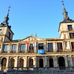 l Ayuntamiento se adhiere al 75 aniversario de la ONU y la UNESCO y despliega en su fachada la bandera de esta institución internacional