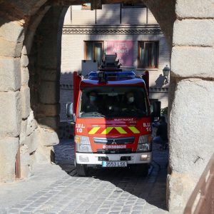 l Ayuntamiento presenta el nuevo camión de bomberos que ha sido especialmente diseñado para acceder al Casco Histórico