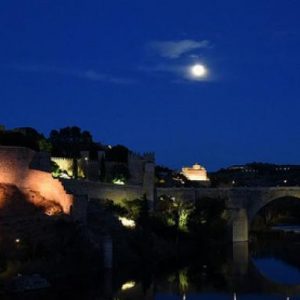 oledo ilumina dos de sus monumentos hoy por el Día Mundial del Cáncer de Mama Metastásico y el Día Internacional de la Trombosis