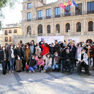 a alcaldesa se suma al Día del Daño Cerebral y destaca la apuesta del Ayuntamiento por las políticas sociales y de cuidados