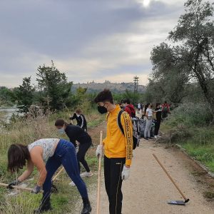 lumnos del IES María Pacheco realizan una batida de limpieza en el entorno de Polvorines con colaboración del Ayuntamiento