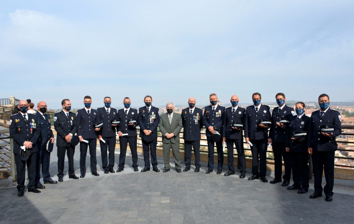 https://www.toledo.es/wp-content/uploads/2021/10/nuevos-policias-locales-01-1200x758.jpg. La plantilla de la Policía Local de Toledo incorpora 8 nuevos agentes que hoy han recibido su diploma de graduación