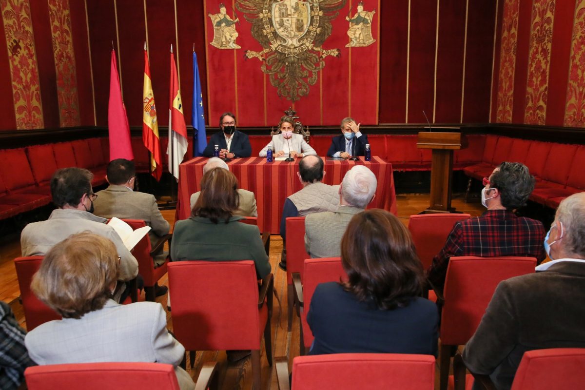 https://www.toledo.es/wp-content/uploads/2021/10/presentacion_libro_alfonsox_3-1200x800.jpg. La alcaldesa destaca la visión “moderna y global” que el autor Adolfo de Mingo ofrece sobre Alfonso X en su última publicación