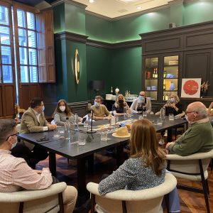 l escritor Daniel Gascón, protagonista de la primera tertulia literaria promovida por el Ayuntamiento y la Asociación de Libreros