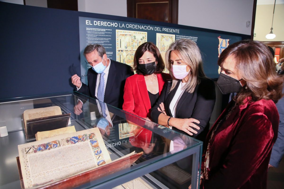 https://www.toledo.es/wp-content/uploads/2021/11/expo_blibio_nacional_alfonso_x9-1200x800.jpg. La alcaldesa inaugura en la Biblioteca Nacional una muestra sobre Alfonso X, “prestigioso preámbulo” de la exposición de Toledo