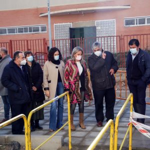 a alcaldesa visita las obras de adecuación urbana del paseo Escultor Alberto Sánchez que revalorizarán su uso peatonal