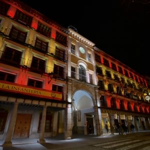 luminación especial de la Delegación de Gobierno con la bandera de España con motivo del Día de la Constitución