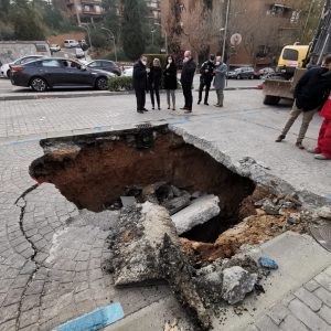 l Ayuntamiento trabaja en la reparación de una avería en el colector de saneamiento de la Ronda de Buenavista
