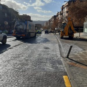 a vía de servicio de Buenavista recupera su estado habitual tras la reposición del firme hundido por la avería del colector