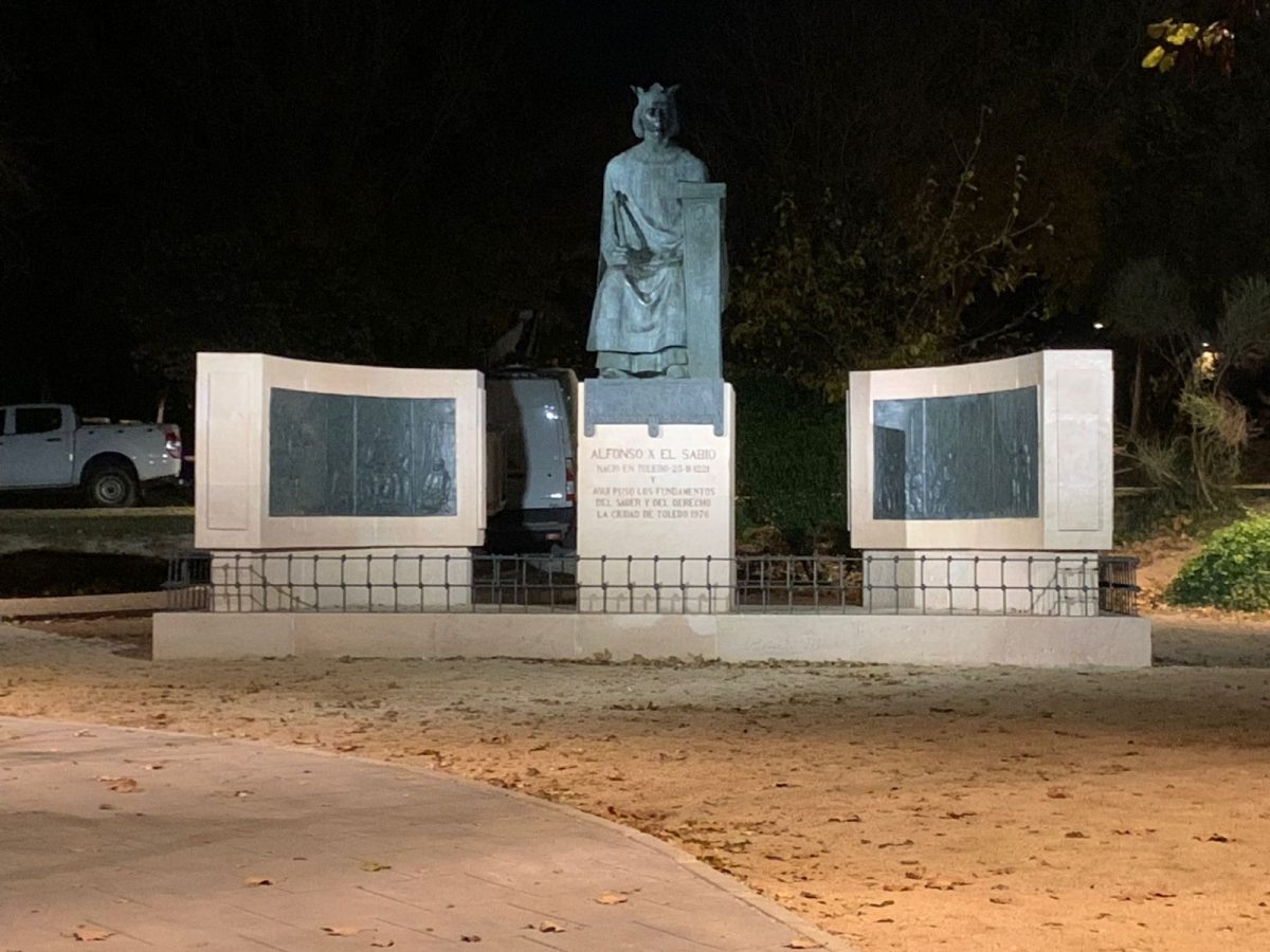 https://www.toledo.es/wp-content/uploads/2021/12/iluminacion_estatuta_alfonsox_02-1200x900.jpeg. El Ayuntamiento ilumina la escultura de Alfonso X El Sabio y su entorno en el parque de las Tres Culturas