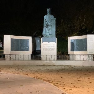 l Ayuntamiento ilumina la escultura de Alfonso X El Sabio y su entorno en el parque de las Tres Culturas