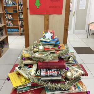 en a decorar nuestro biblio-arbol de Navidad