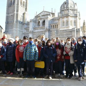 a alcaldesa recibe a un grupo de escolares del Colegio Infantes que han visitado el Ayuntamiento
